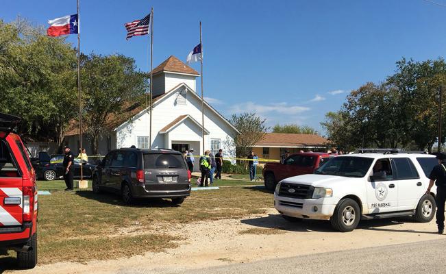 Al menos 27 muertos deja tiroteo en iglesia de Texas
