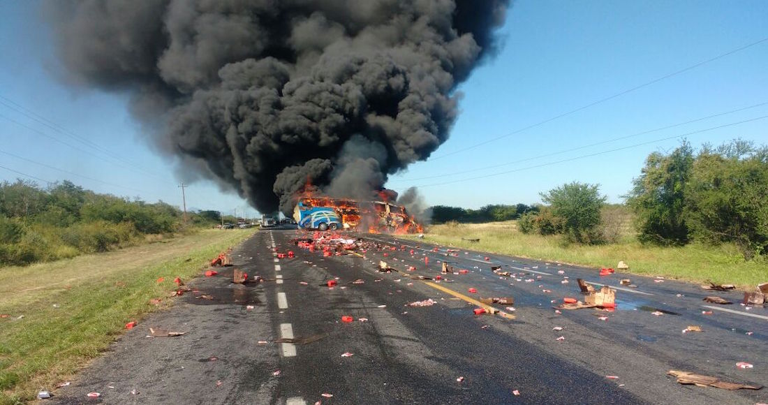 Autobús y camioneta chocan en carretera Cd. Victoria-Monterrey