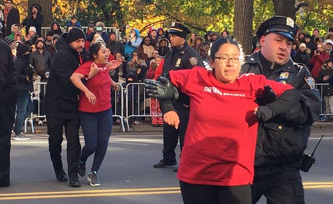 Dreamers bloquean desfile de Acción de Gracias en Nueva York; son detenidos