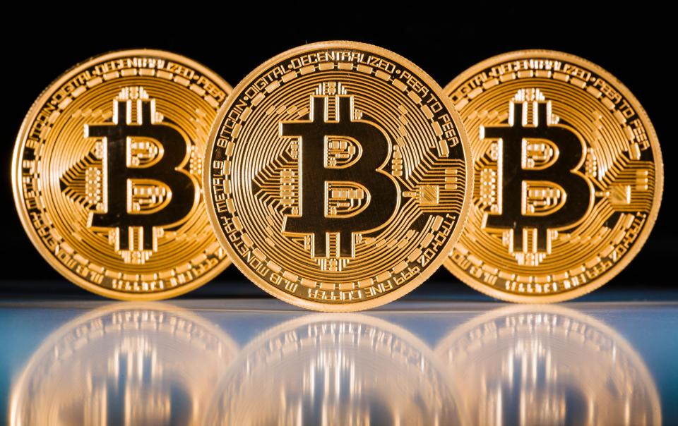 Por primera vez, el bitcoin supera los 7 mil dólares
