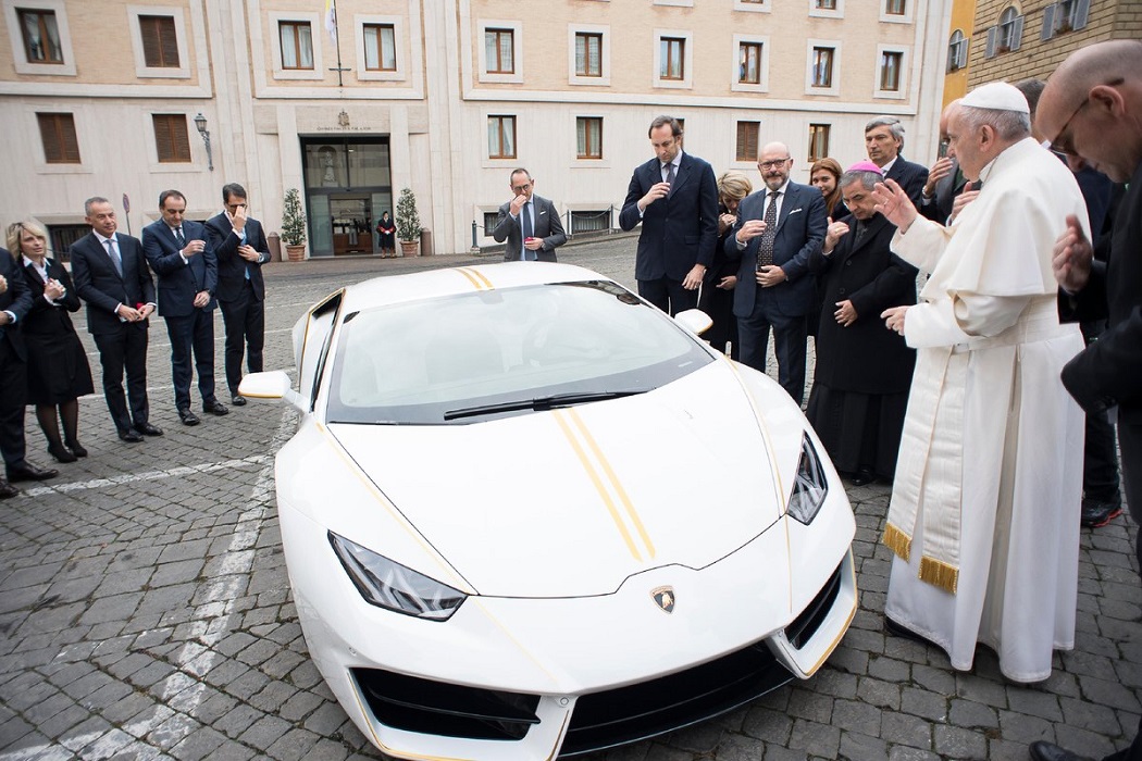 El Papa Francisco subastará Lamborghini de lujo