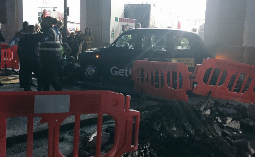 Taxi arrolla a peatones en Londres; descartan terrorismo