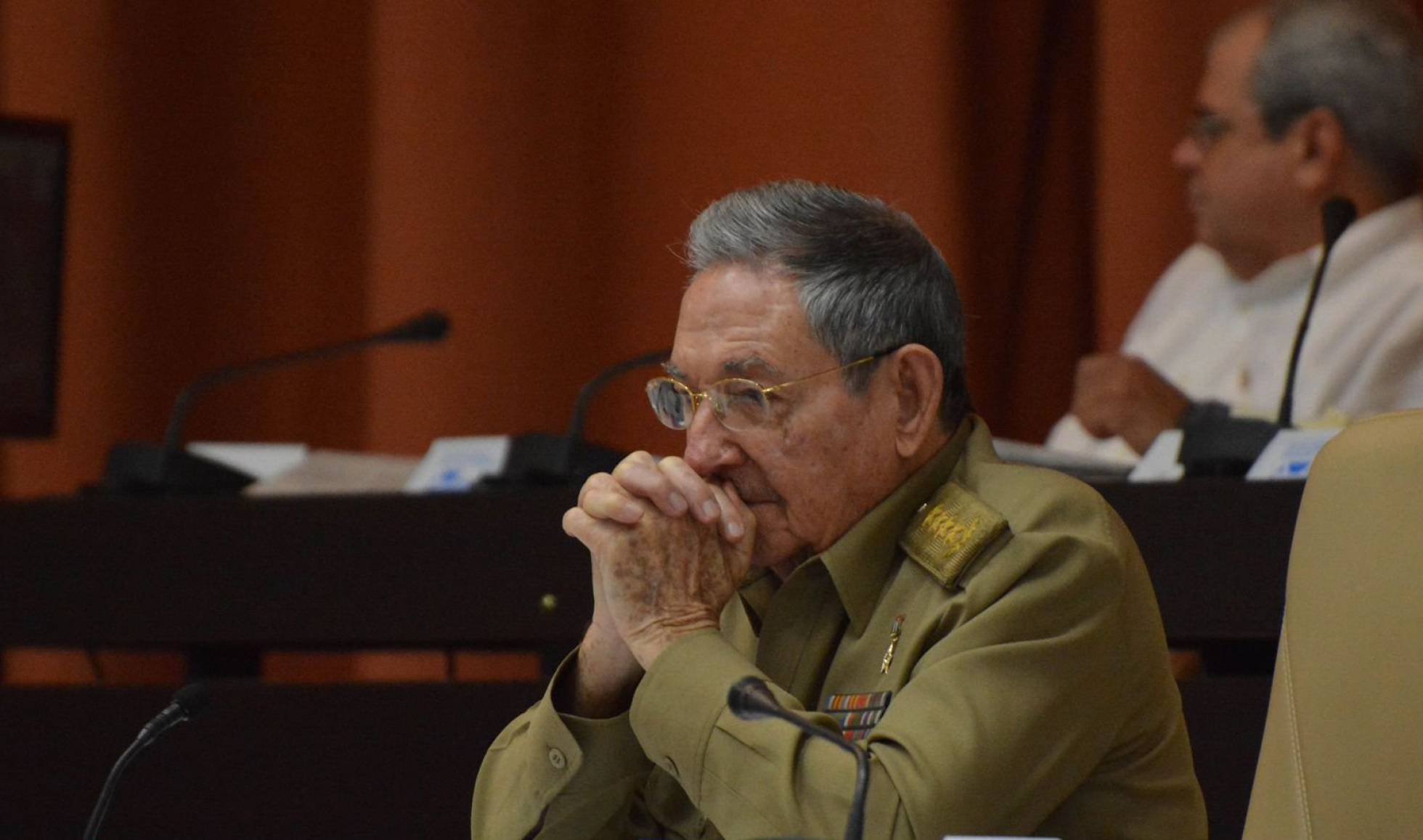 Raúl Castro retrasa su salida de la presidencia de Cuba