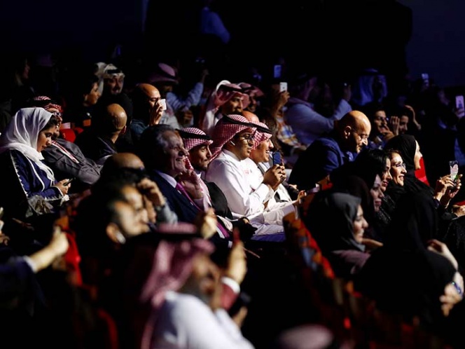 Tras décadas de prohibición, Arabia Saudita llega a acuerdo con cadena de cines de EU