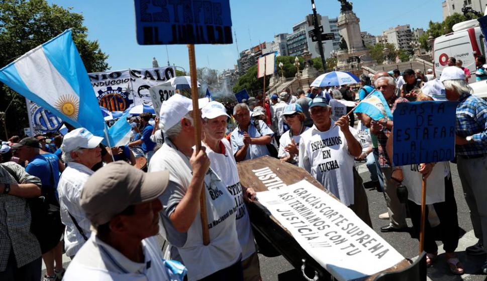 Entre protestas sociales, Argentina aprueban polémica reforma de pensiones