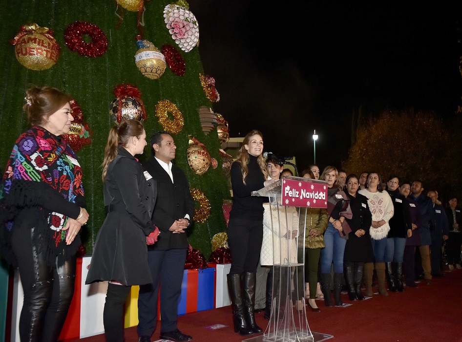 Inicia DIFEM temporada decembrina con encendido de árbol navideño