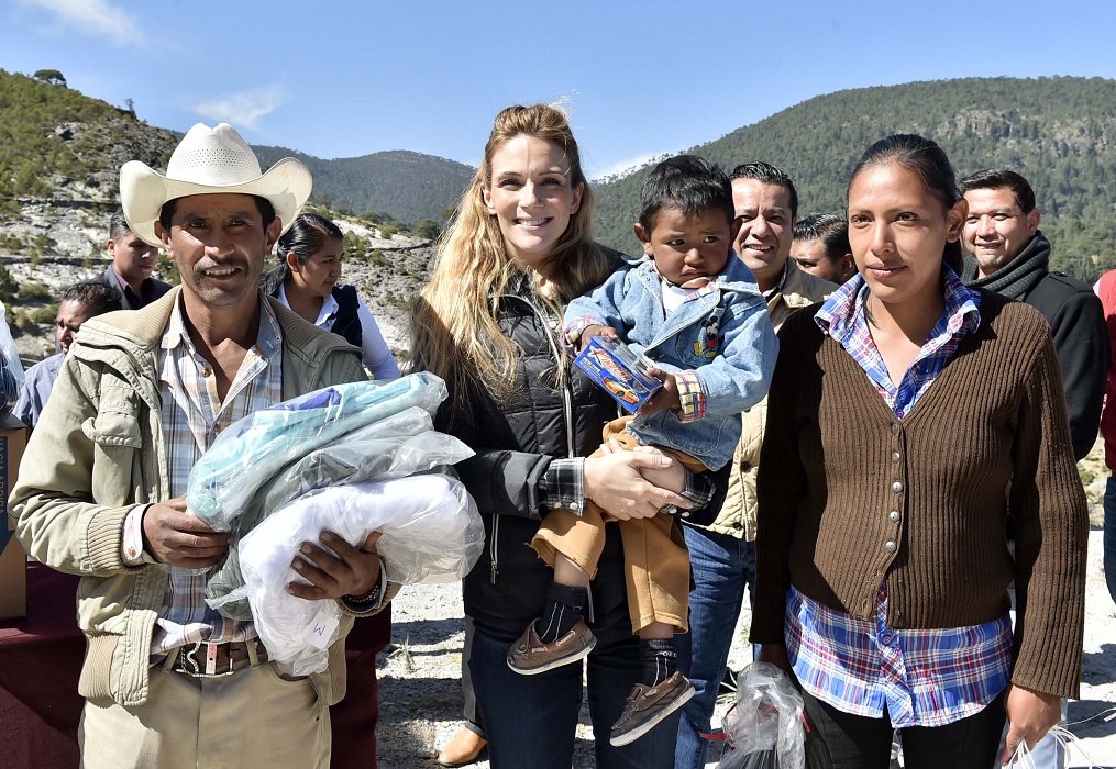 Entrega Fernanda Castillo de Del Mazo paquetes invernales a familias vulnerables