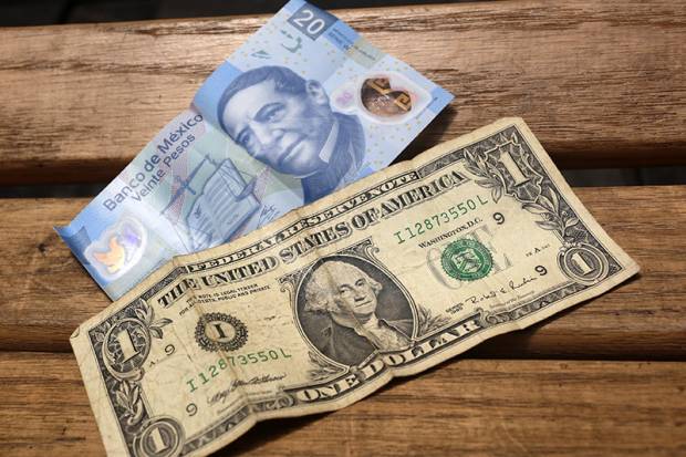 Un respiro para el peso; dólar se vende en 20.10 pesos en bancos