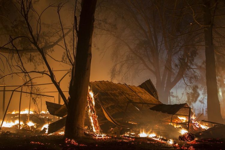 Incendios en EU dejan 750 casas destruidas, miles de evacuados y un muerto