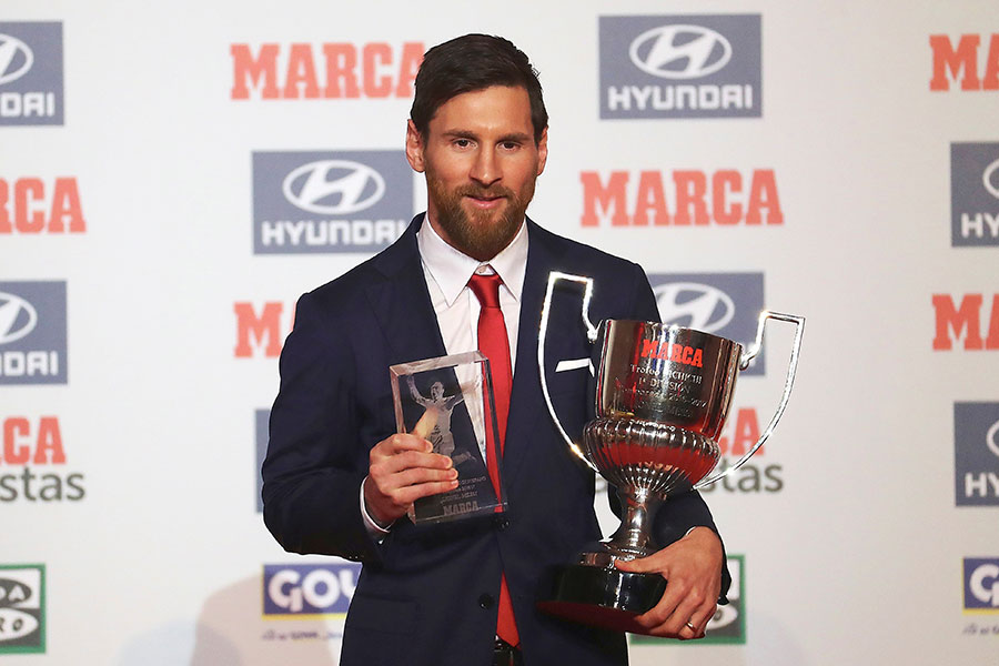 Lionel Messi recibe su cuarto trofeo Pichichi