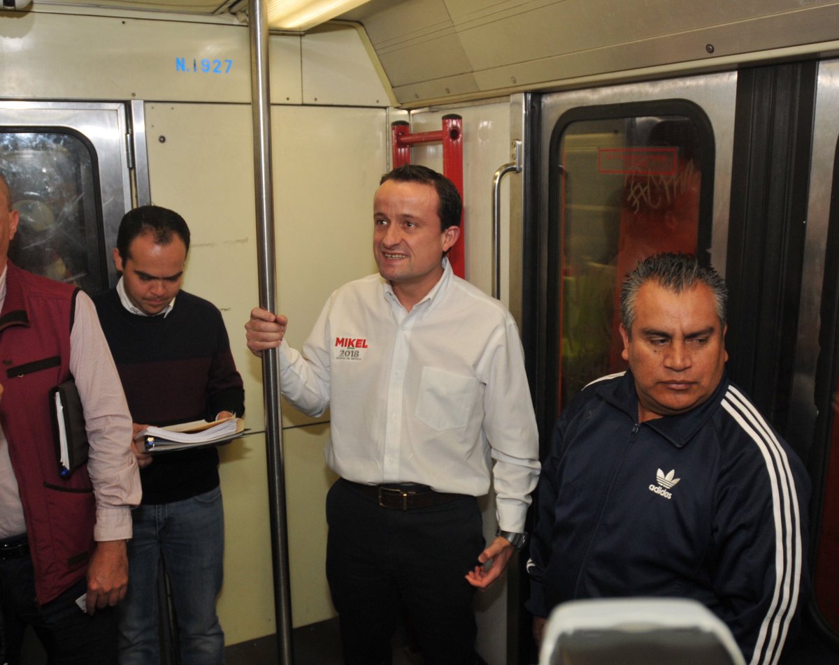 Mikel Arriola viaja en Metro, promete mantener tarifa