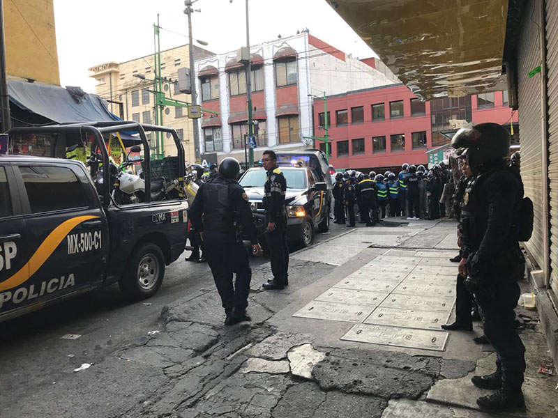Policías se enfrentan con comerciantes de Plaza Meave; hay cinco detenidos
