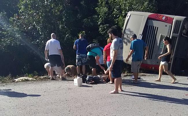 Vuelca autobús con turistas en QRoo; reportan 11 muertos