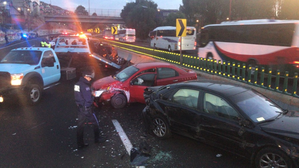 Cierran la autopista México-Pachuca por carambola; reportan 2 muertos