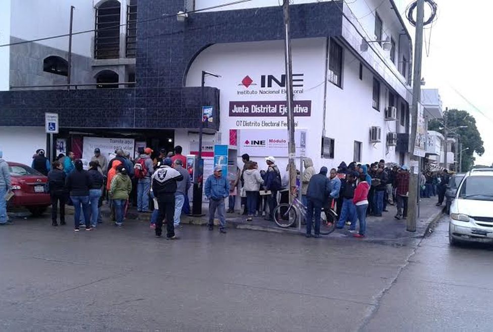 Miles de mexiquenses abarrotan módulos del INE