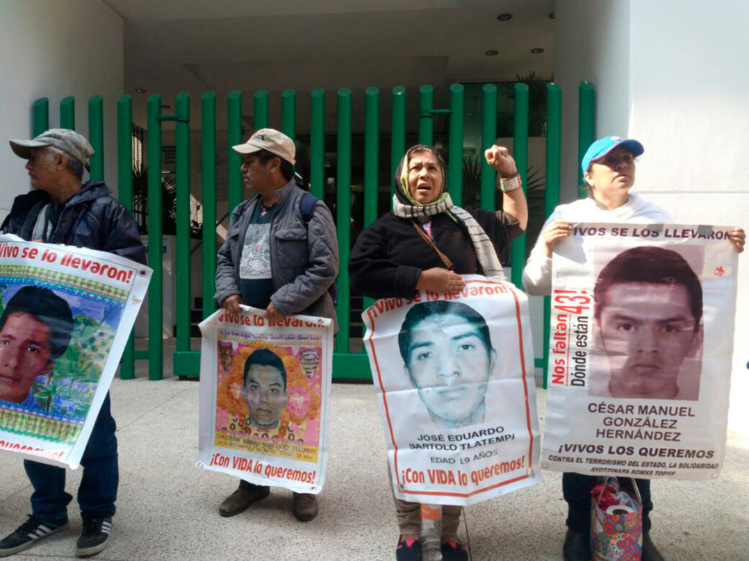 Padres de los 43 protestan en la PGR