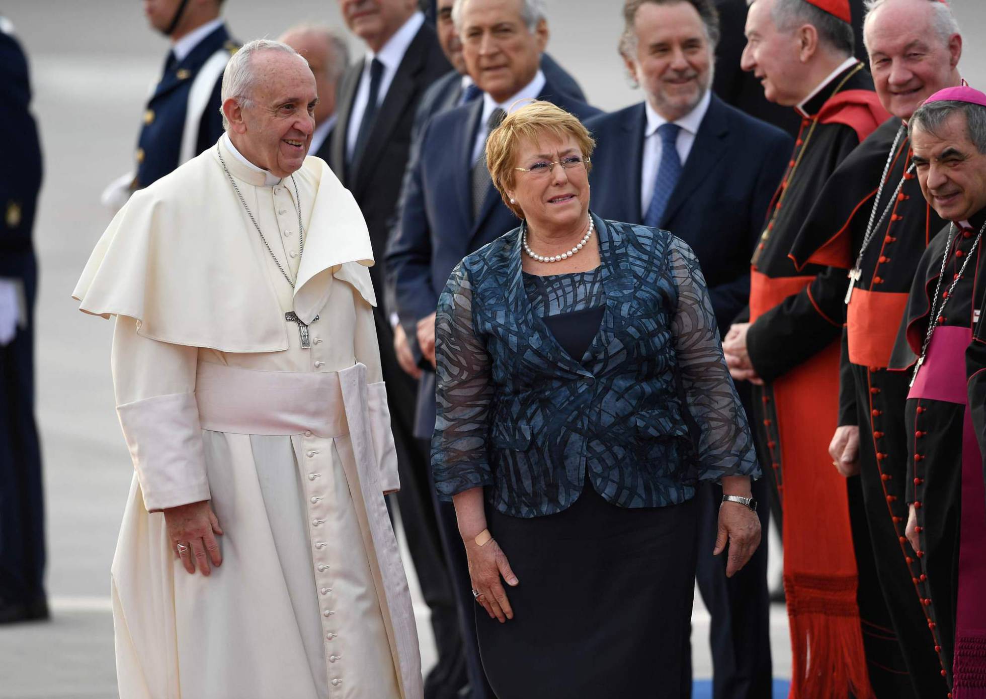 Papa Francisco llega a Chile; Michelle Bachelet le da la bienvenida