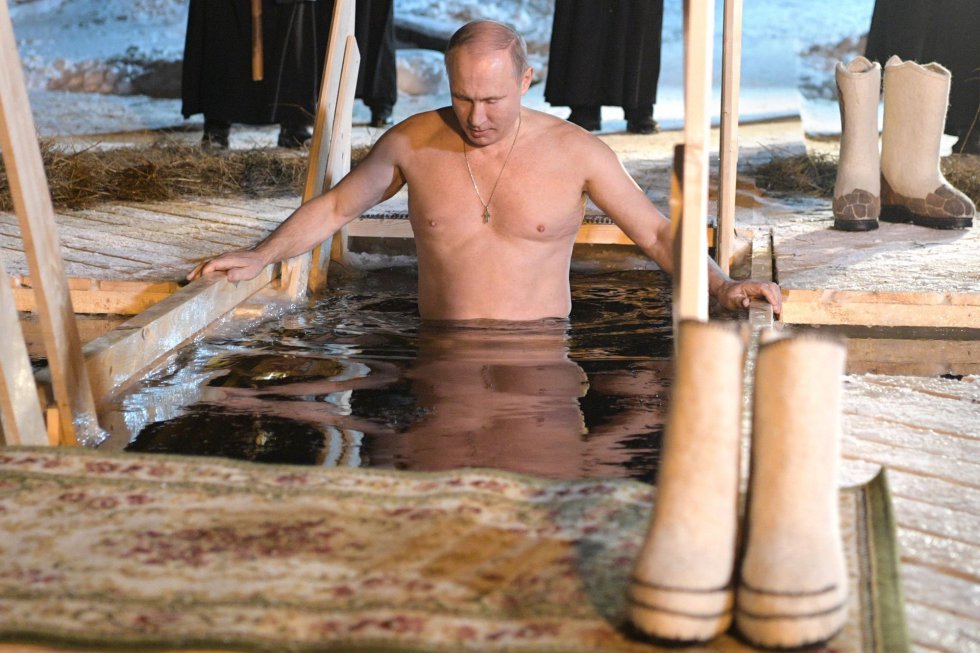 Putin Se Baña En Aguas Heladas Para Celebrar La Epifanía Ortodoxa Almomento Noticias 4122