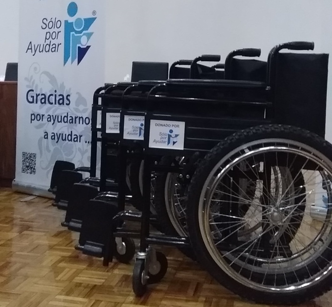 Donan sillas de ruedas e instrumental quirúrgico a instituciones del sector salud