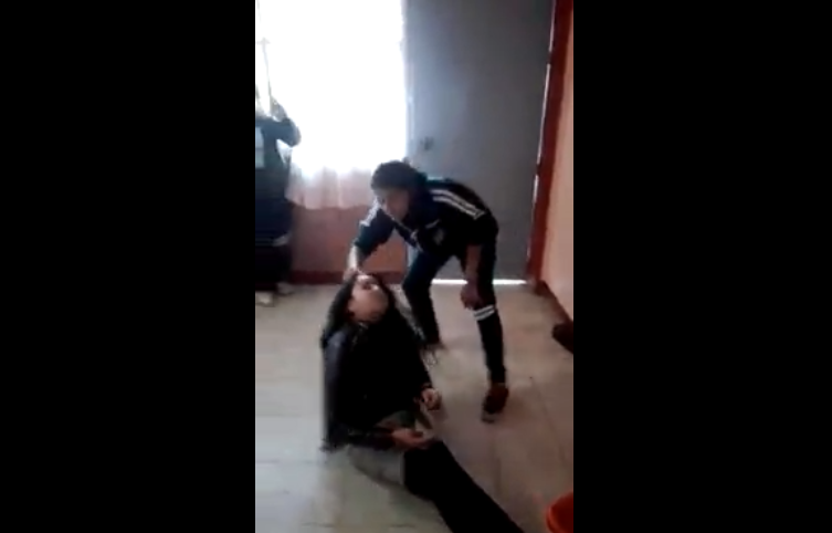 Estudiantes golpea brutalmente a compañera en escuela de Hidalgo
