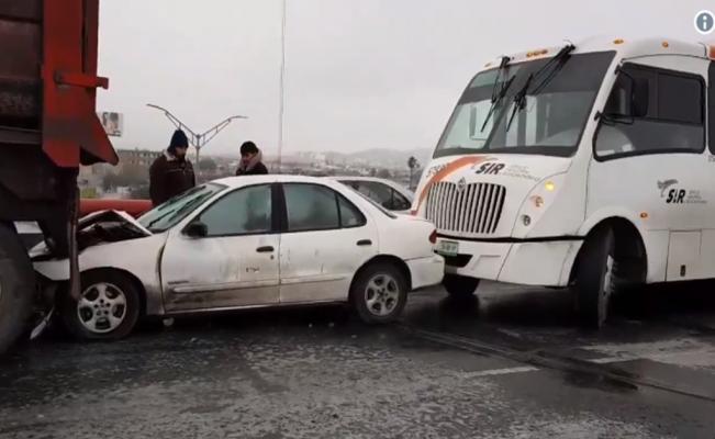 Pavimento congelado provoca carambola de 28 vehículos en Nuevo León
