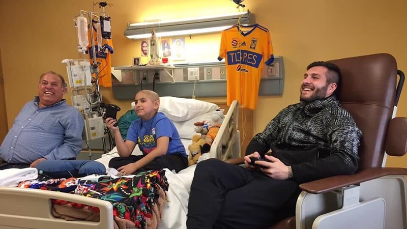 El noble gesto de Gignac: visita a niño con cáncer