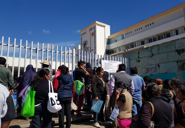 Mujeres indígenas, las más afectadas por paro en Hospital Civil