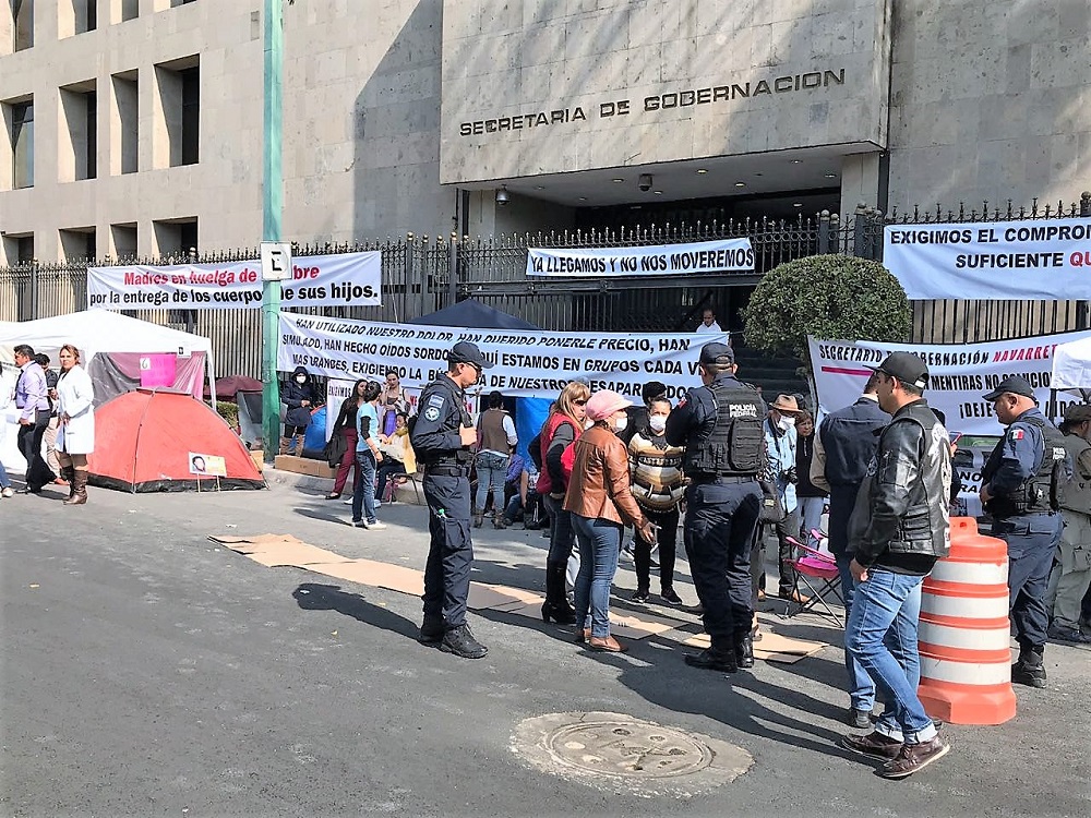 Madres de desaparecidos continúan huelga de hambre y plantón en Segob