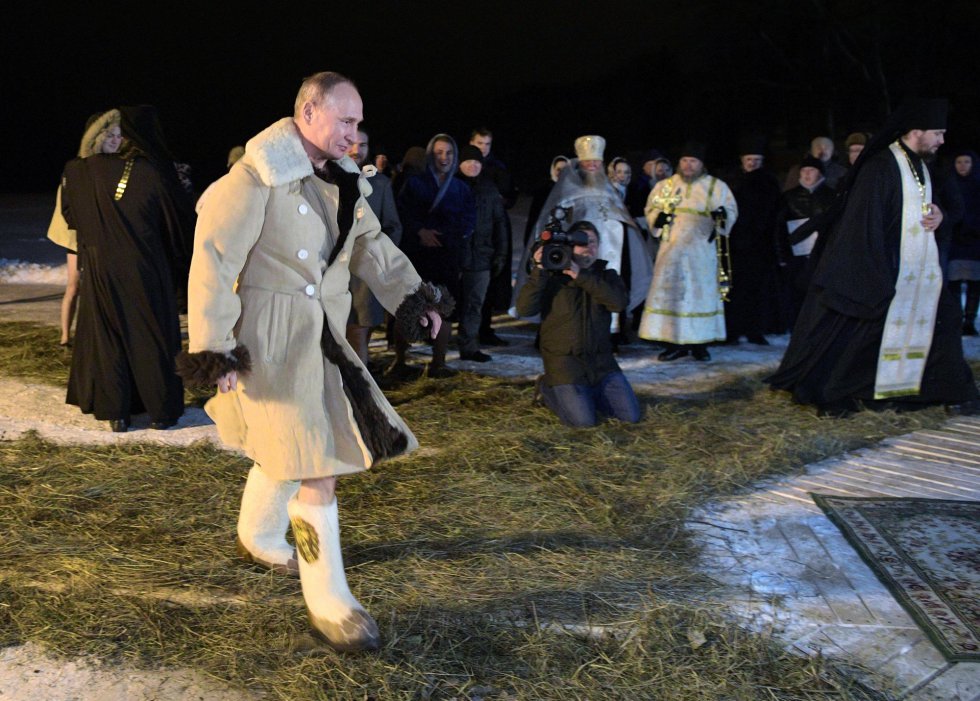 Putin se baña en aguas heladas para celebrar la Epifanía ortodoxa