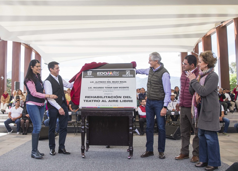 Entrega Alfredo del Mazo teatro al aire libre en Valle de Bravo