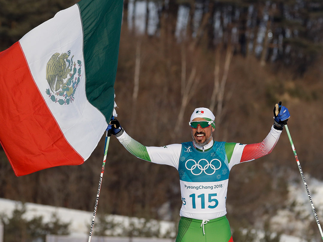 Competidor mexicano llega en último lugar durante la prueba de cross country skiing y lo festejan como héroe