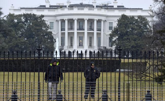 Cierran Casa Blanca tras impacto de vehículo en valla de seguridad