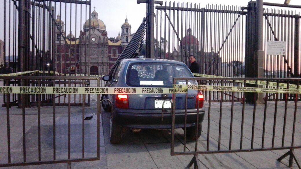 Conductor ebrio choca contra rejas de la Basílica de Guadalupe