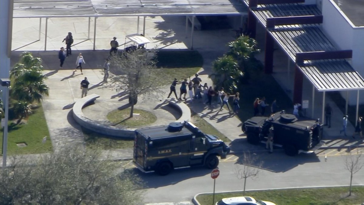 Reportan tiroteo en secundaria de Florida; hay al menos un muerto y 20 heridos