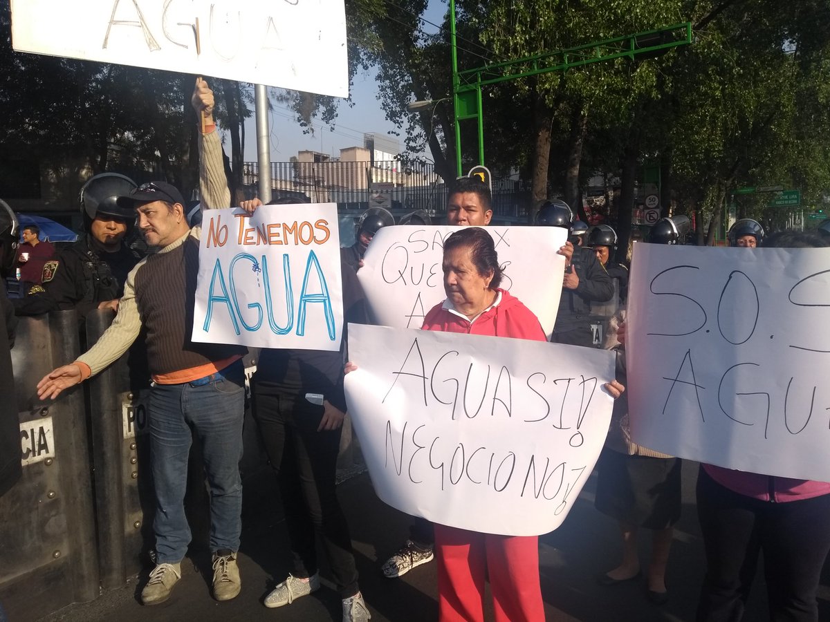 Bloquean Eje Central por falta de agua