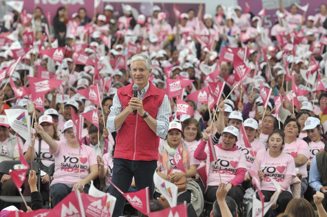 Morena pide al INE que suspenda reparto en eventos masivos de la tarjeta Salario Rosa