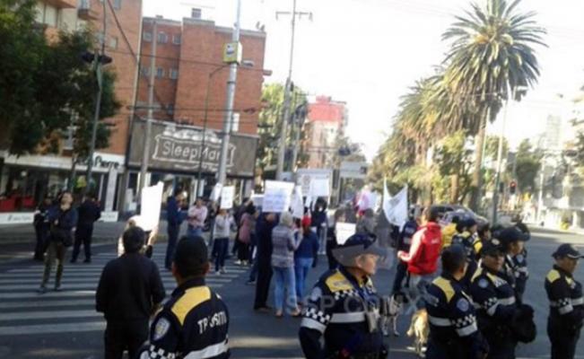 Por falta de agua, vecinos bloquean Eje 5 Sur