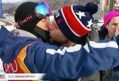 El esquiador Gus Kenworthy y su novio se besan ante el mundo