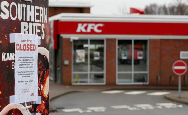 KFC cierra cientos de restaurantes en Gran Bretaña por falta de pollo