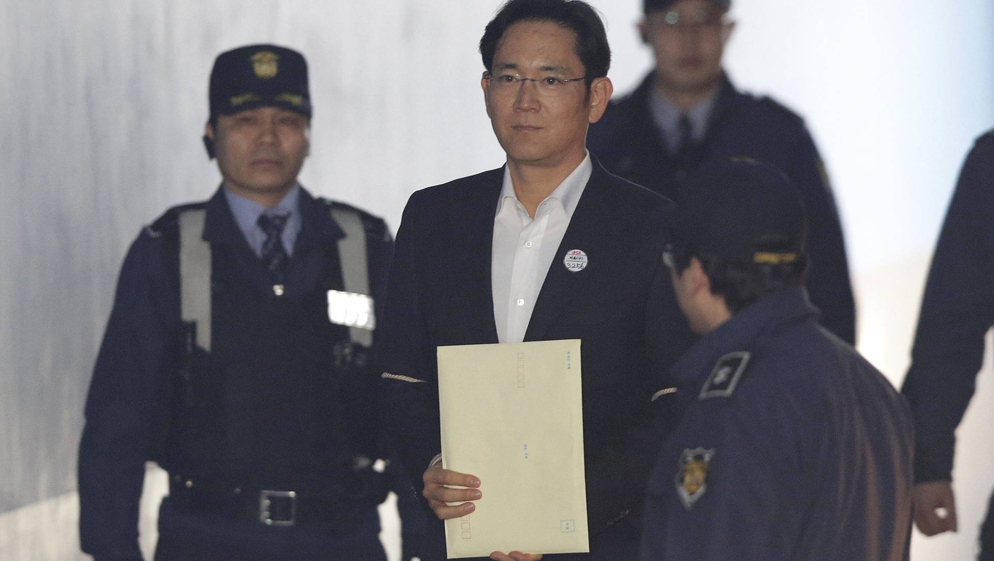 El heredero del grupo Samsung sale en libertad tras suspensión de condena