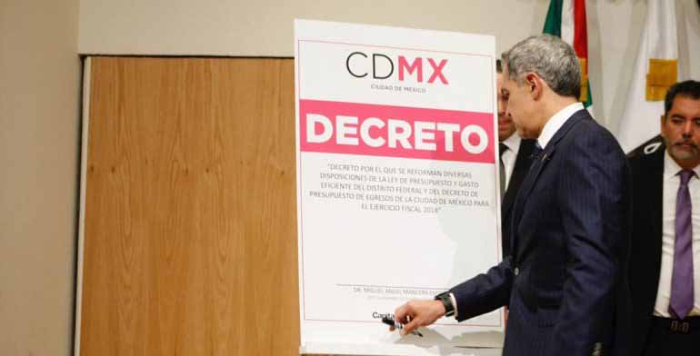 Mancera firma decreto sobre destino de recursos para reconstrucción