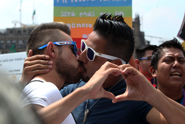 “Cualquier obstáculo” para reconocer el matrimonio gay, viola la Constitución: CNDH