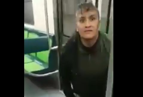 Captan a mujer mientras ‘bolsea’ a usuario del Metro; se me hizo fácil, dice (+Video)