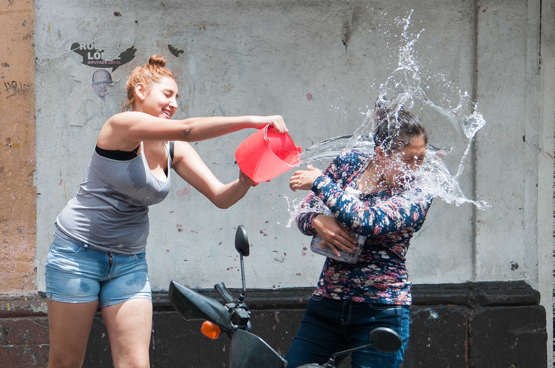 Multas de hasta tres mil pesos por desperdiciar agua el Sábado de Gloria