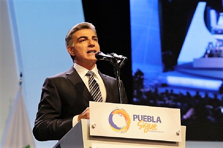 Denuncia Morena al gobierno de Puebla, por financiar línea telefónica contra AMLO