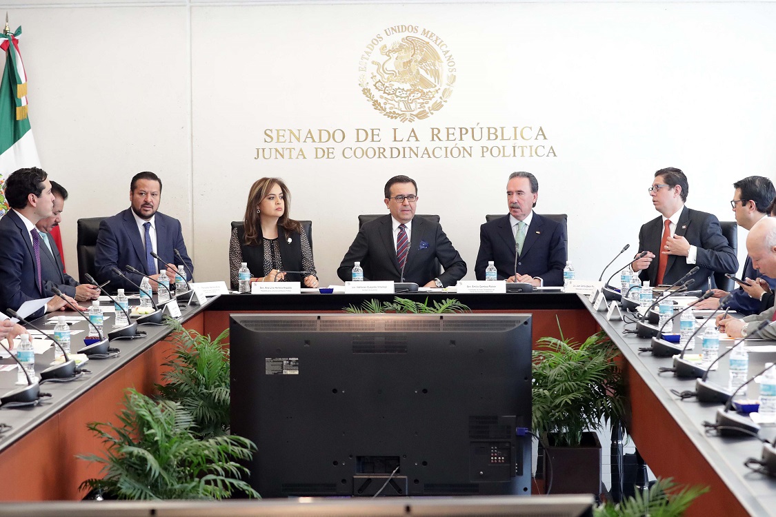 Se reúne secretario de Economía con senadores