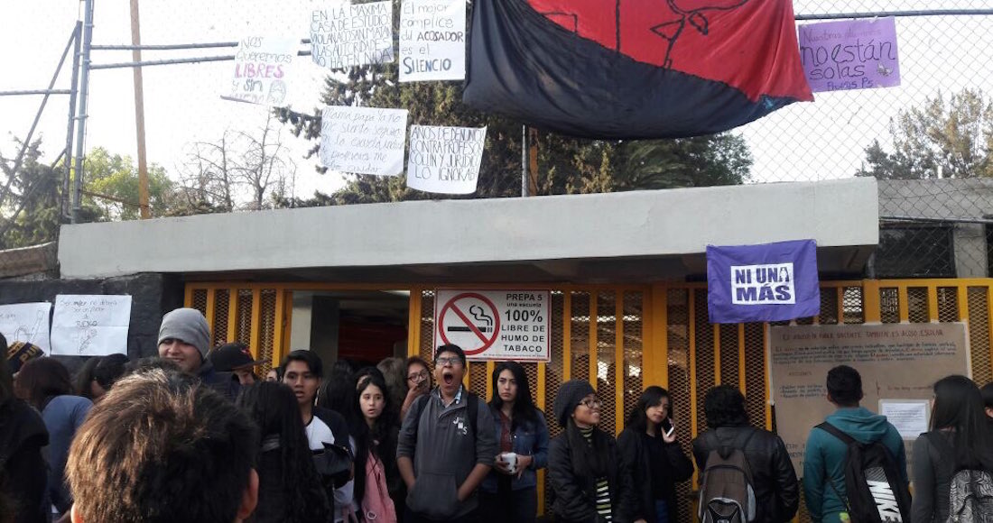 “¡No más acoso!”: Alumnos toman Prepa 5 para denunciar a maestro