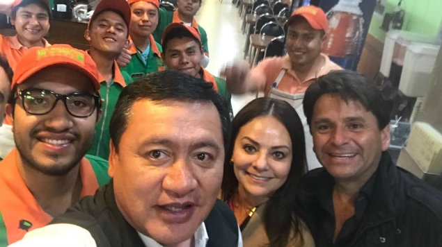 Osorio Chong promociona taquería y se vuelve viral