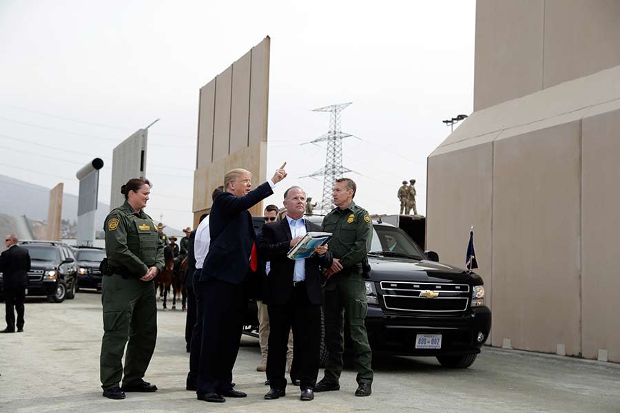 En medio de protestas, Trump revisa prototipos del muro en California