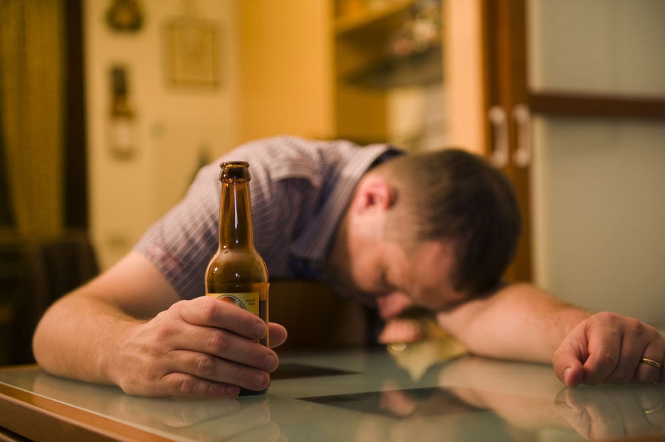 Senado solicita a la Secretaría de Salud fortalezca estrategias contra el alcoholismo causa de trastornos mentales